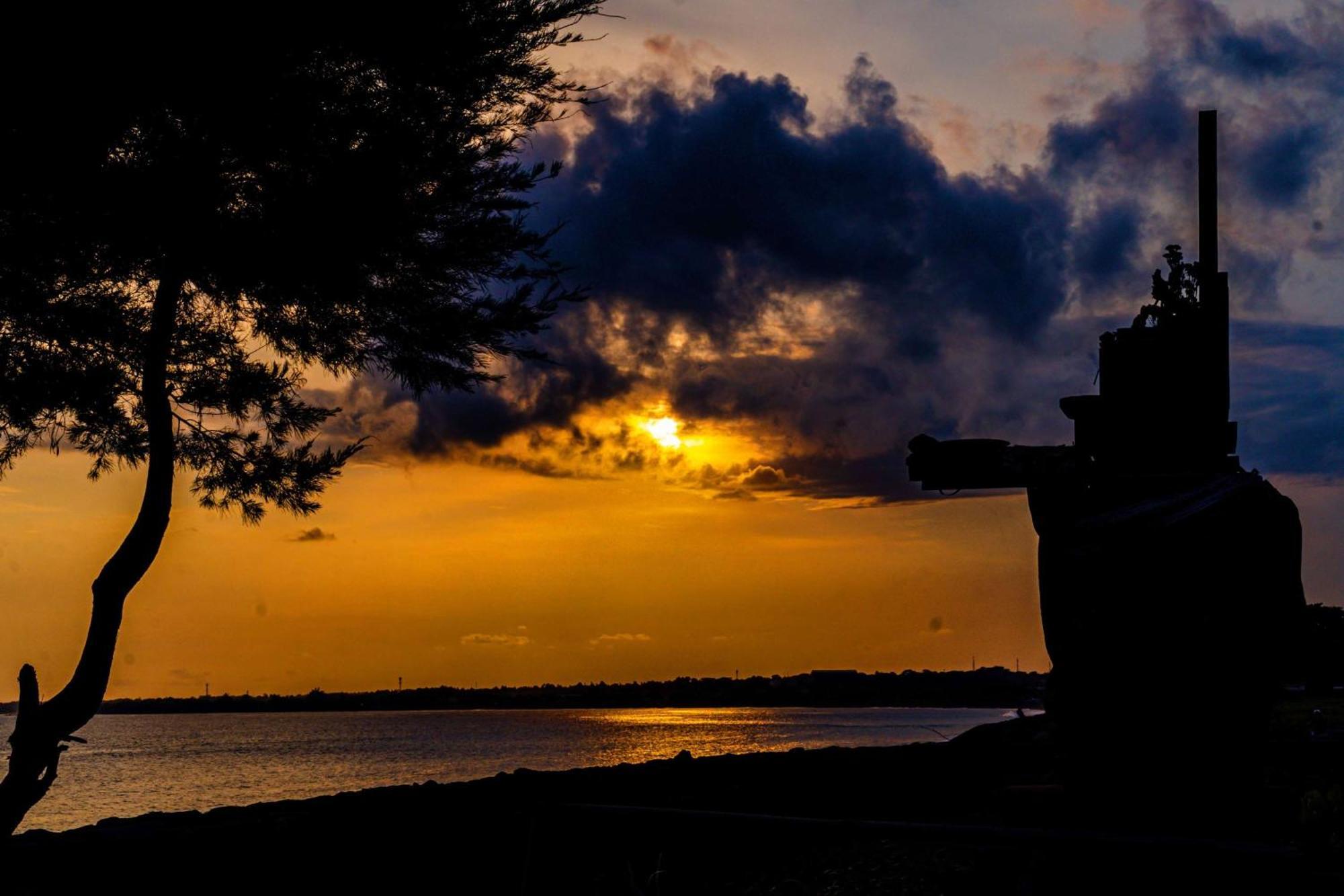 Wyndham Tamansari Jivva Resort Bali Siyut Eksteriør billede Sunset at Lake Worth