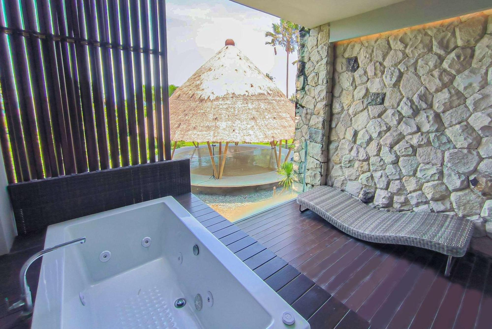 Wyndham Tamansari Jivva Resort Bali Siyut Eksteriør billede A private spa at a hotel