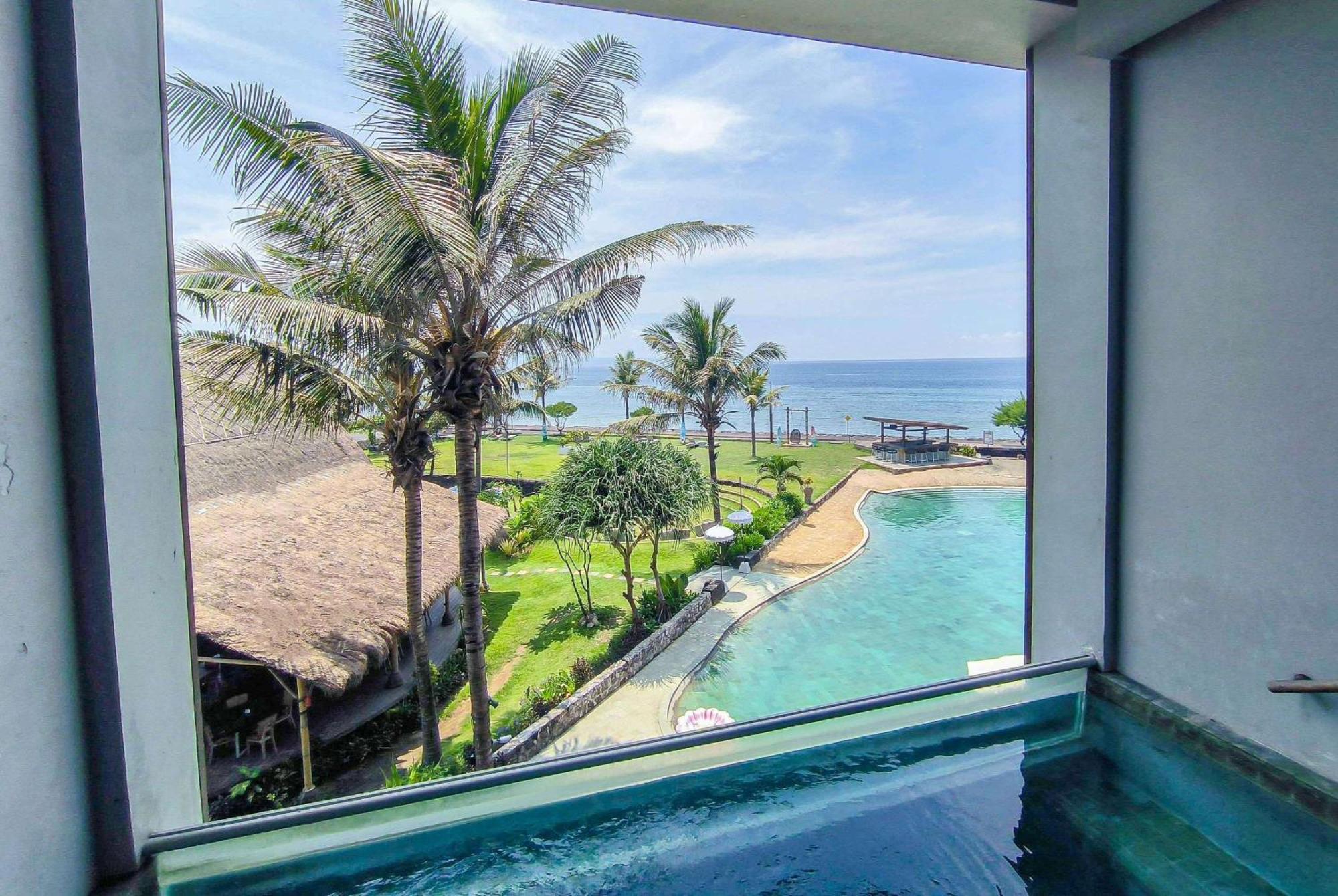 Wyndham Tamansari Jivva Resort Bali Siyut Eksteriør billede View from the pool at the hotel
