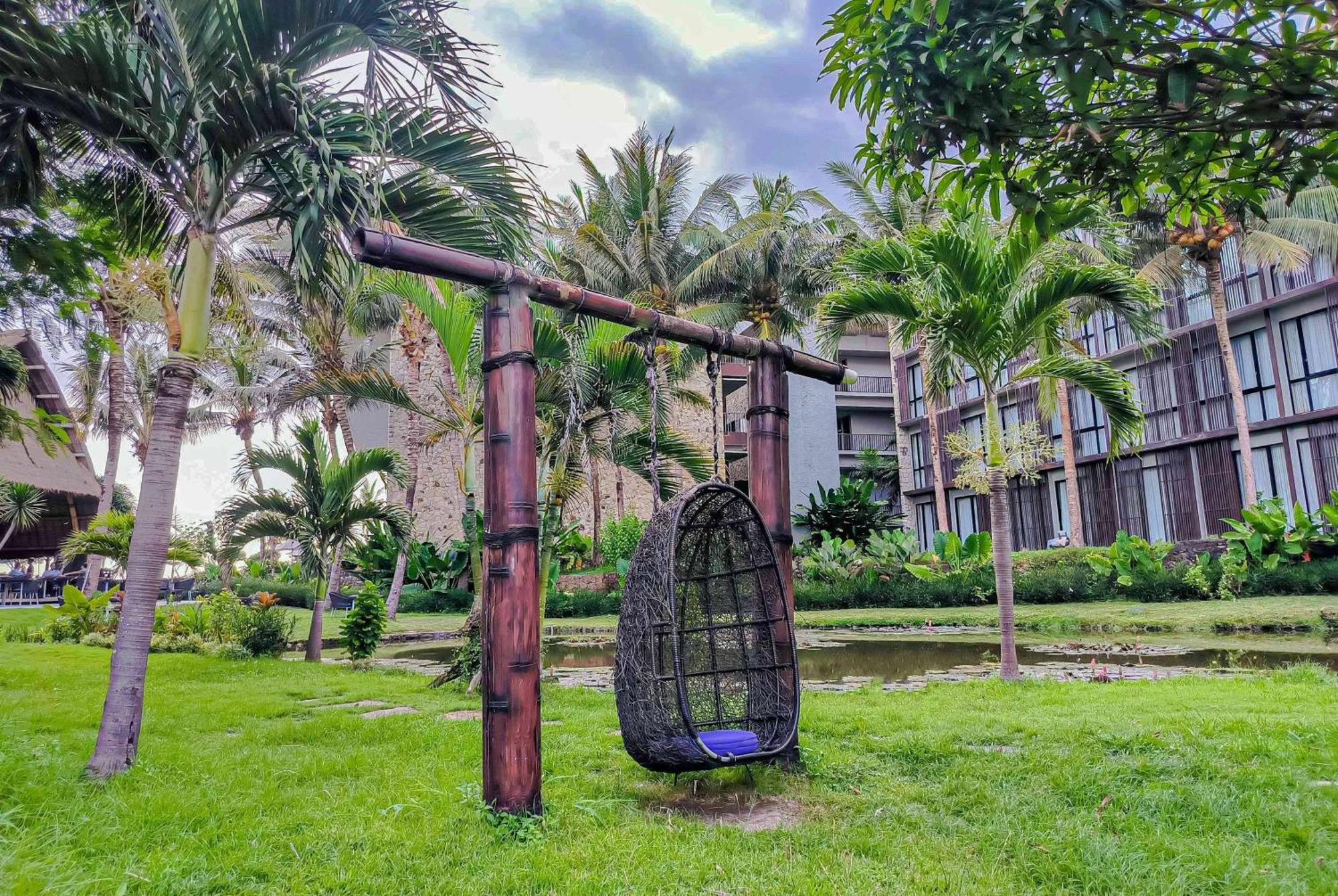 Wyndham Tamansari Jivva Resort Bali Siyut Eksteriør billede A swing at the resort