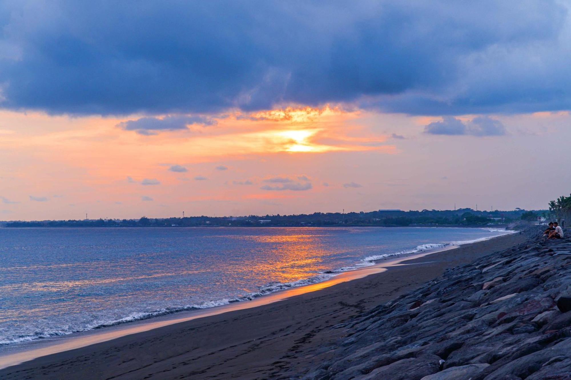 Wyndham Tamansari Jivva Resort Bali Siyut Eksteriør billede Sunset at the beach