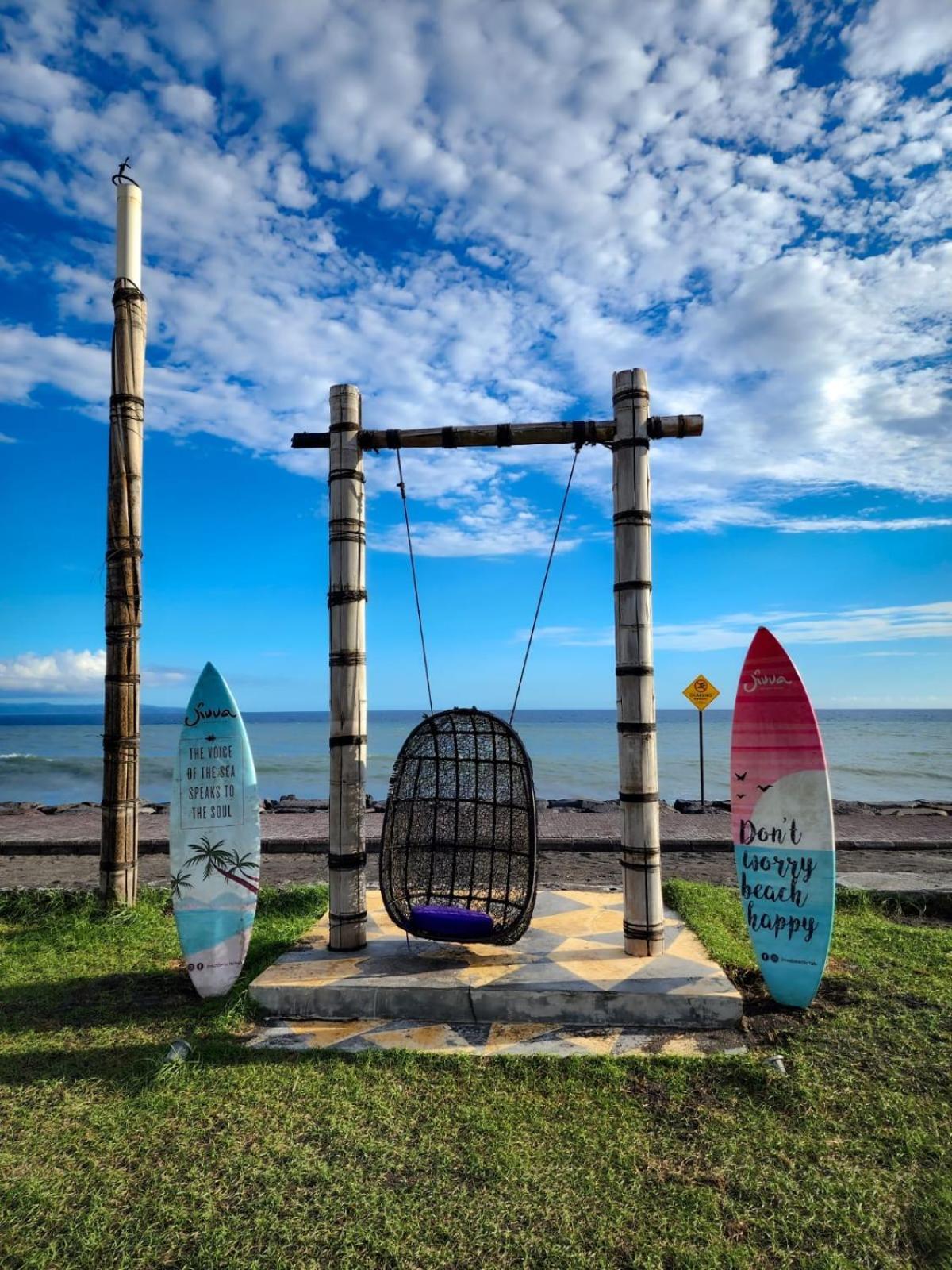Wyndham Tamansari Jivva Resort Bali Siyut Eksteriør billede The swing at the beach