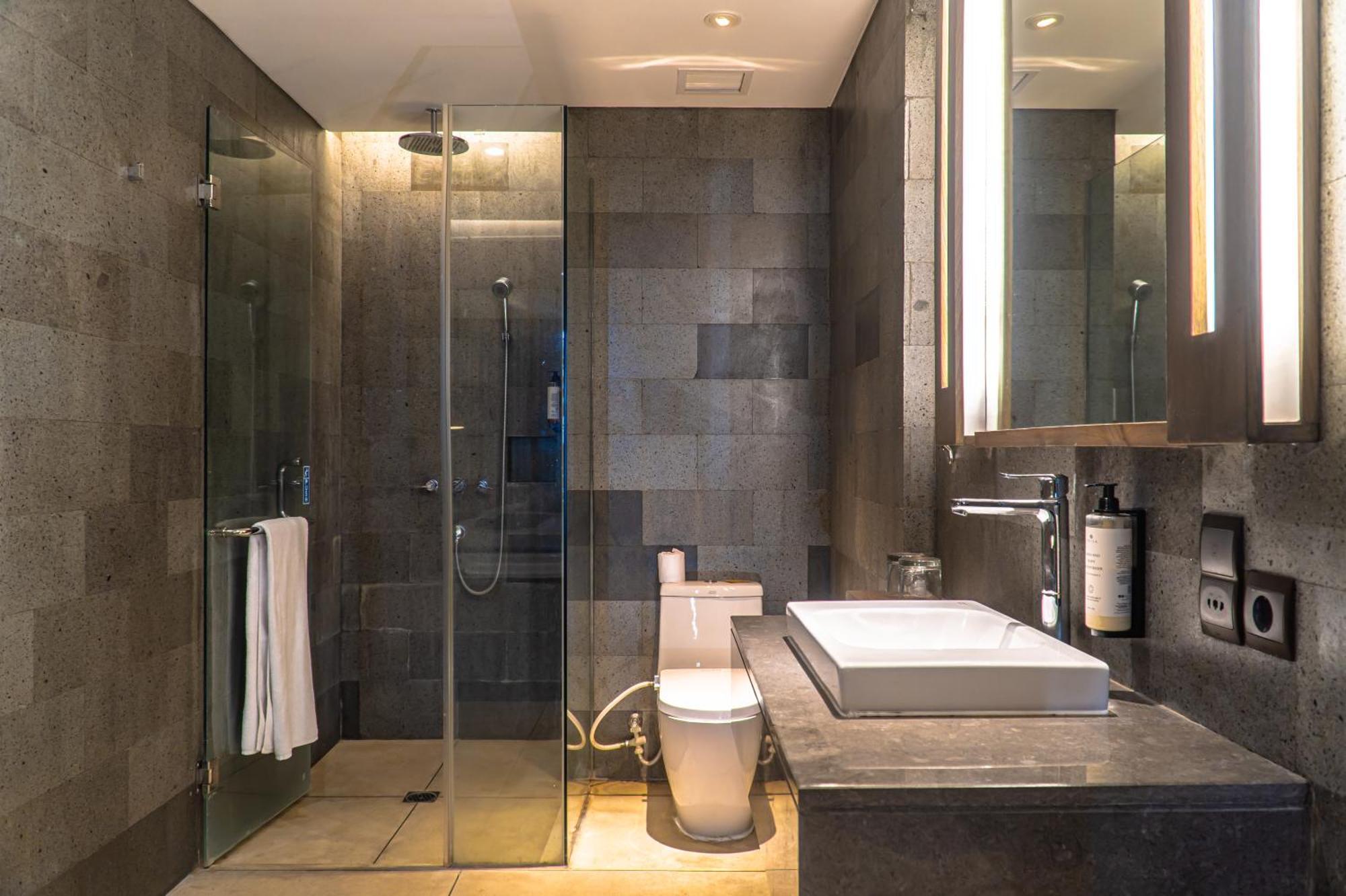Wyndham Tamansari Jivva Resort Bali Siyut Eksteriør billede A modern bathroom