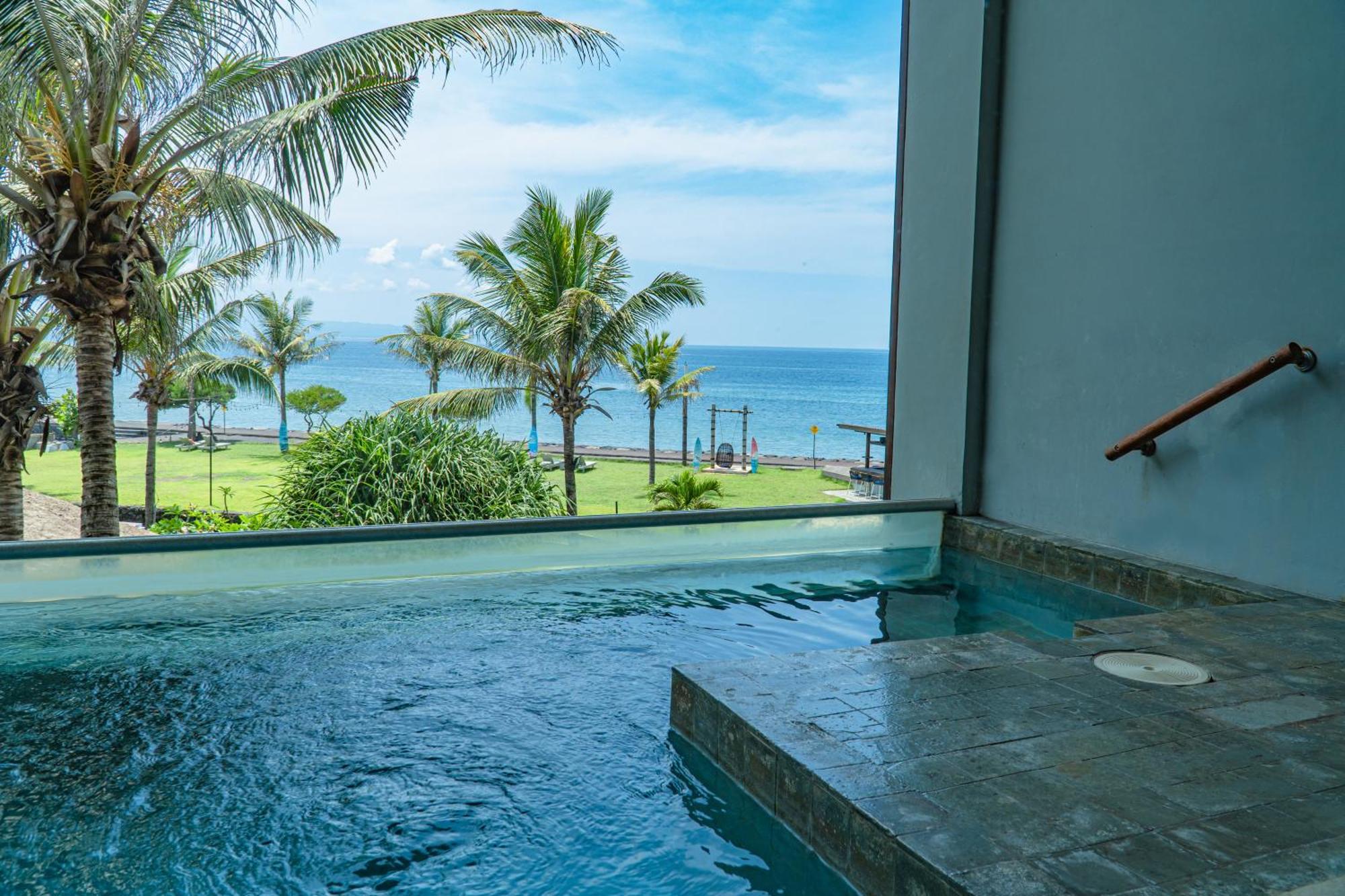 Wyndham Tamansari Jivva Resort Bali Siyut Eksteriør billede View from the pool at the hotel
