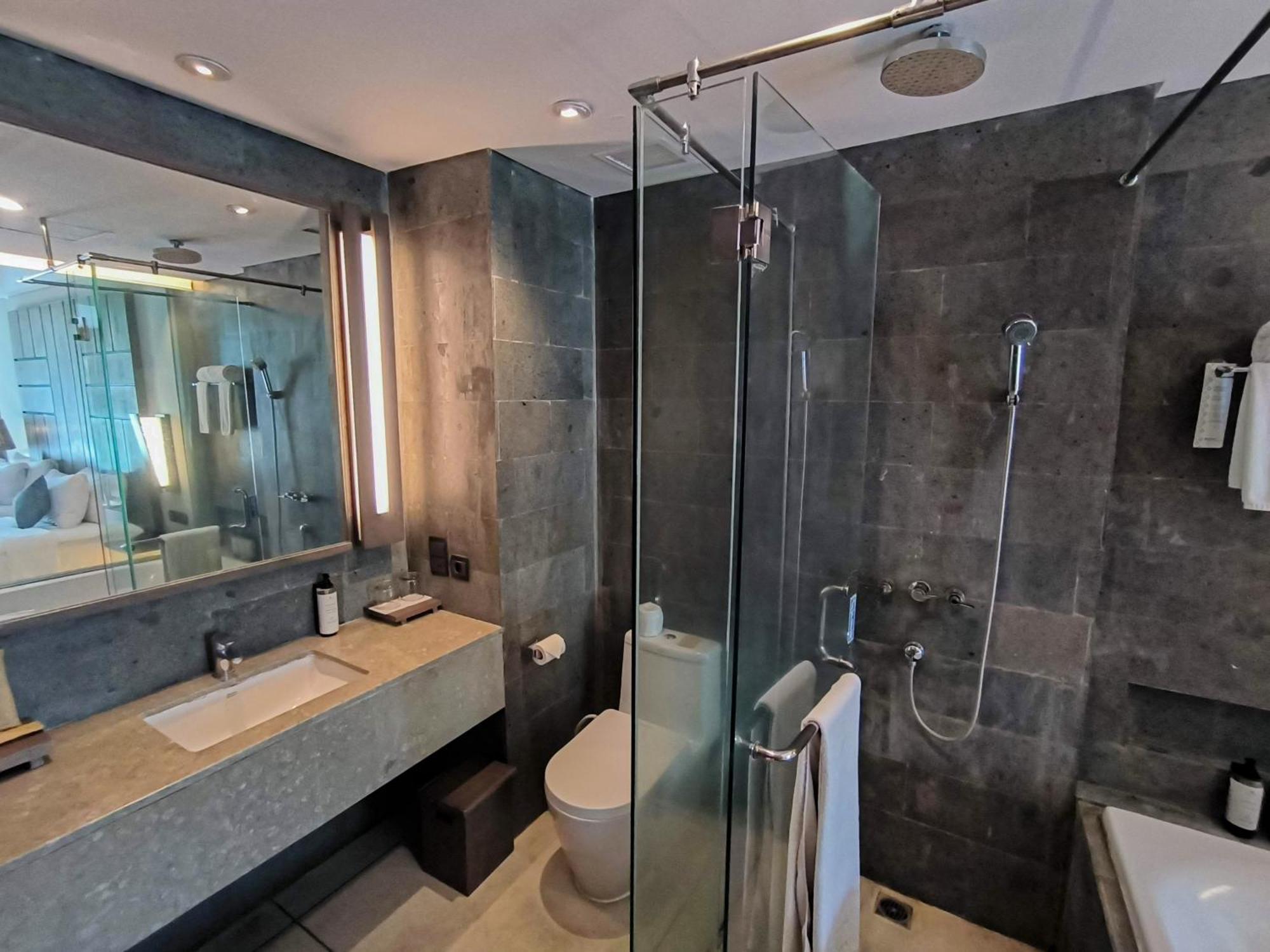Wyndham Tamansari Jivva Resort Bali Siyut Eksteriør billede A bathroom in a hotel