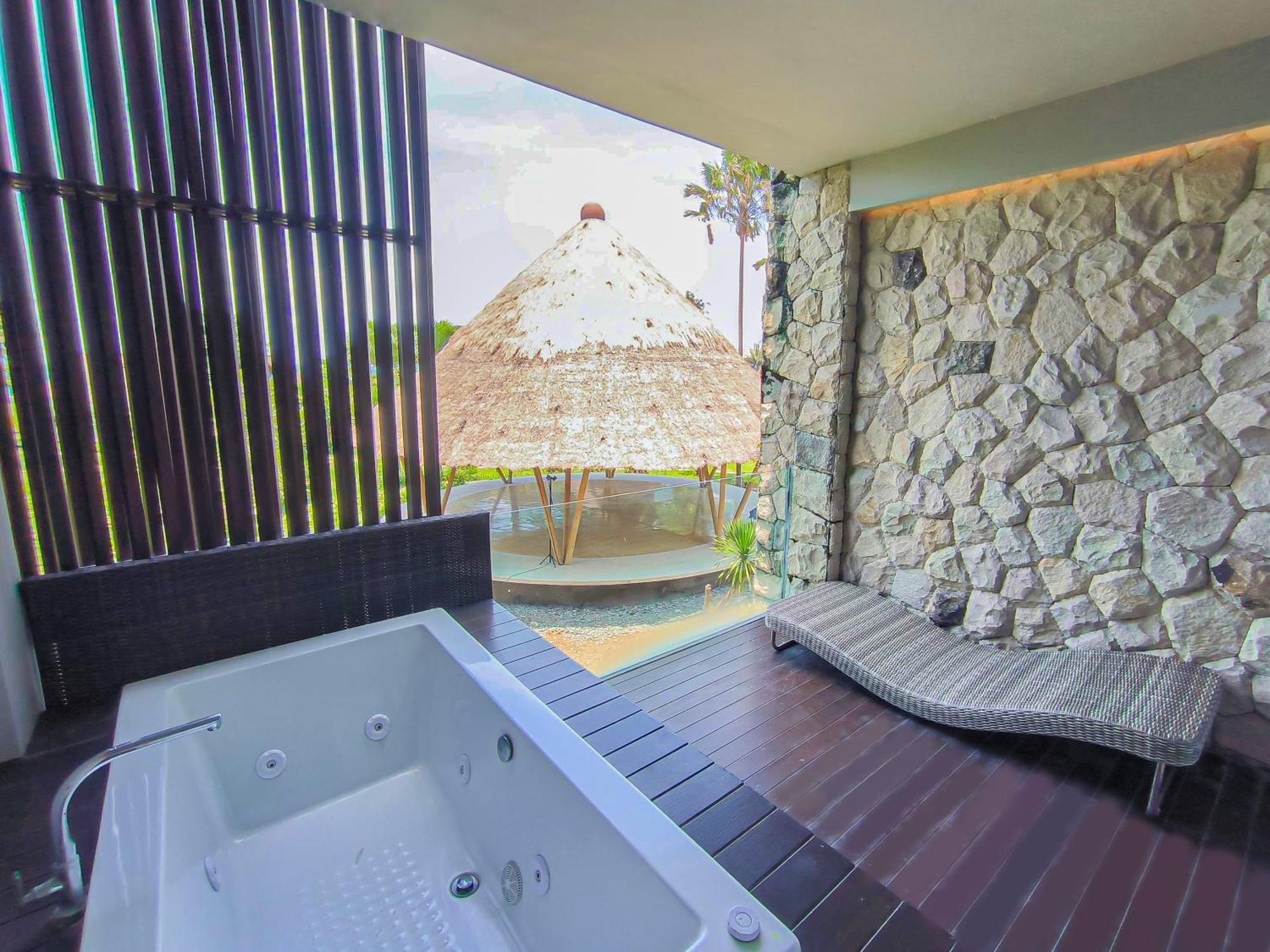 Wyndham Tamansari Jivva Resort Bali Siyut Eksteriør billede A private onsen in Japan