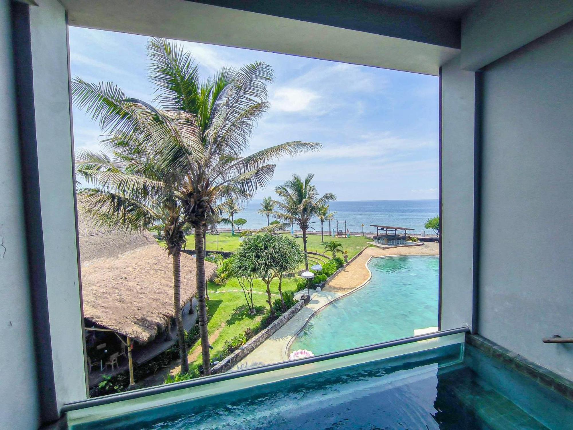 Wyndham Tamansari Jivva Resort Bali Siyut Eksteriør billede View from the pool at the hotel