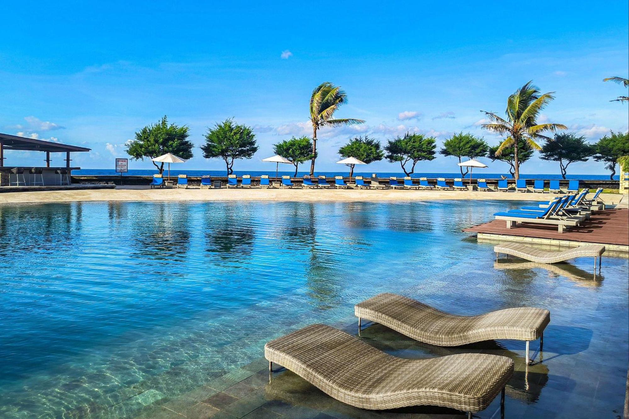 Wyndham Tamansari Jivva Resort Bali Siyut Eksteriør billede The beach at the hotel